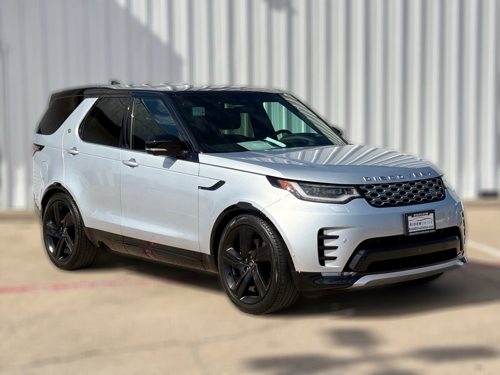 Used 2024 Land Rover Discovery Metropolitan Edition image 5