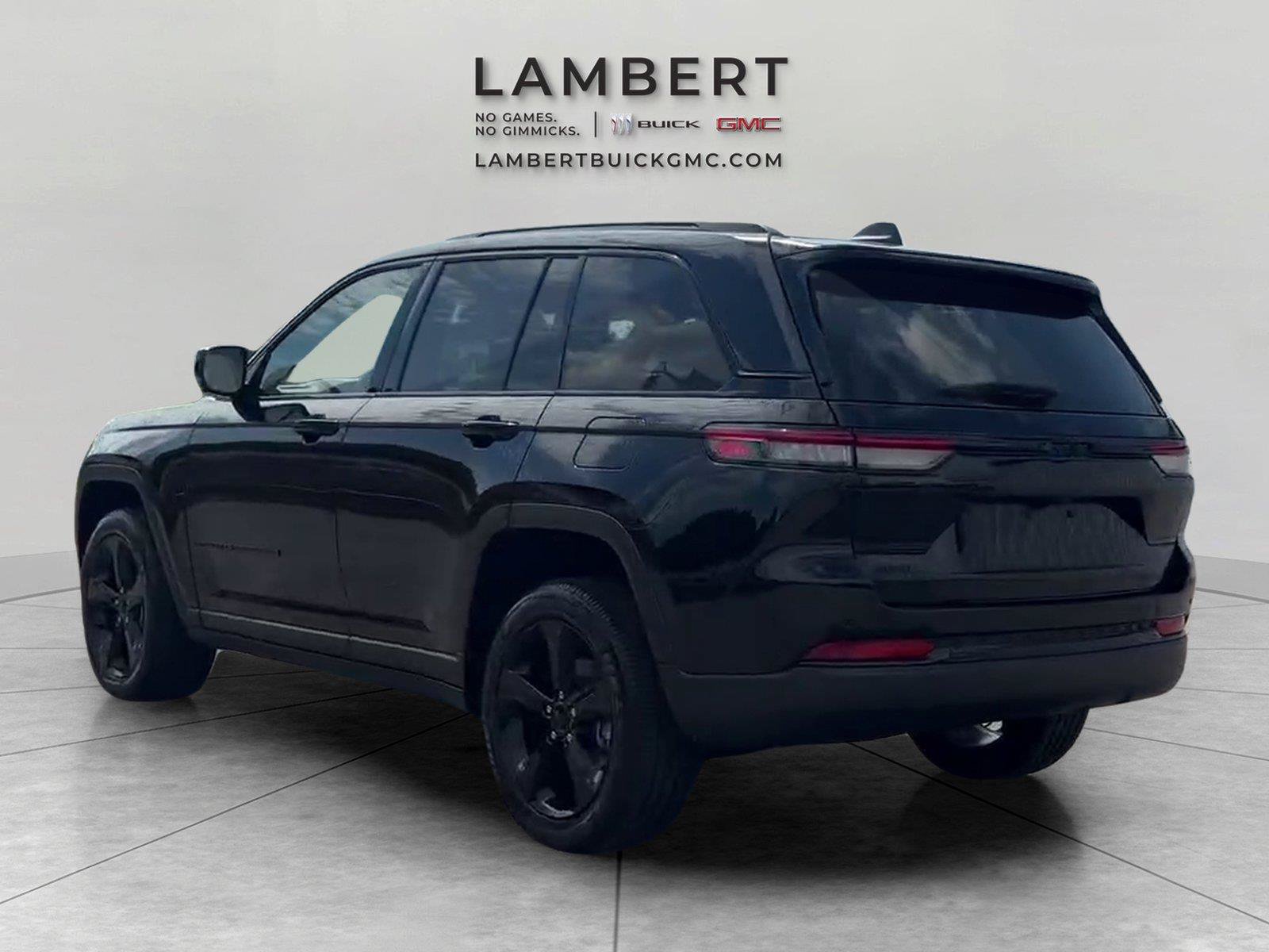 Used 2023 Jeep Grand Cherokee Altitude AWD/4WD image 3