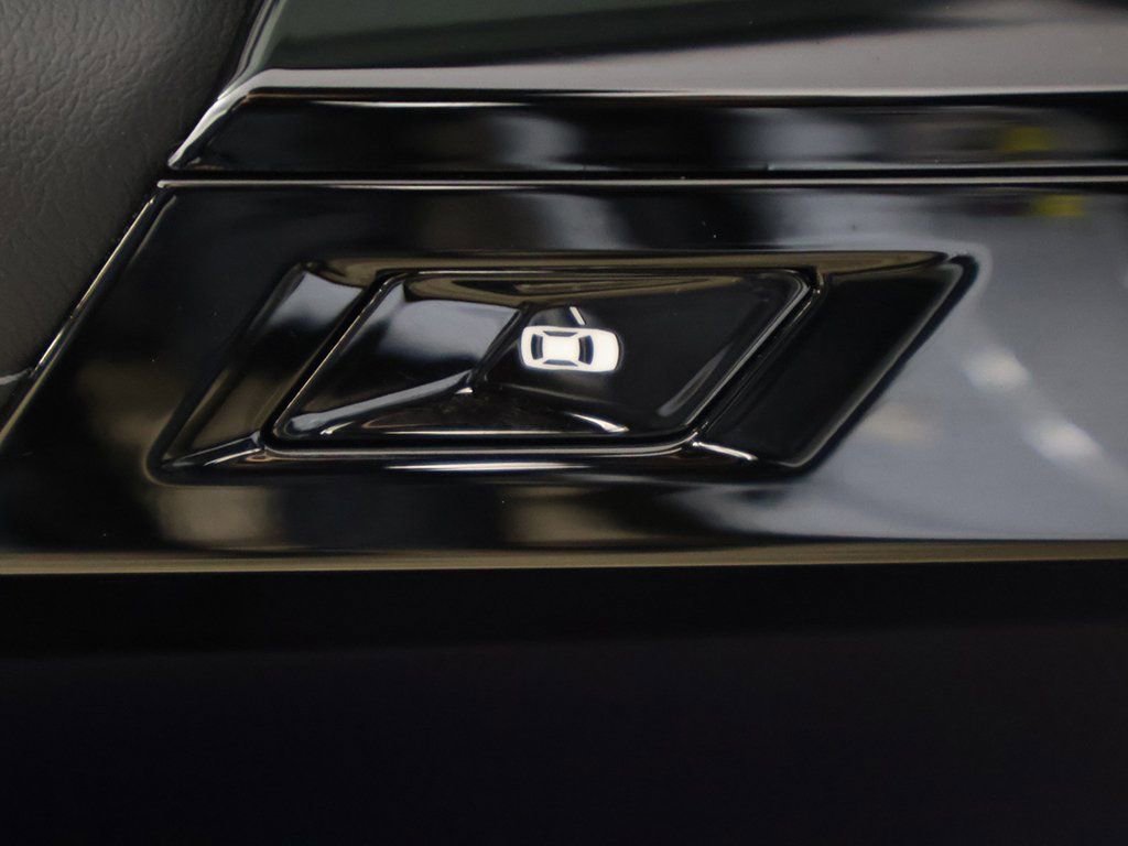 Used 2025 BMW i7 xDrive60 w/ Premium Package image 39