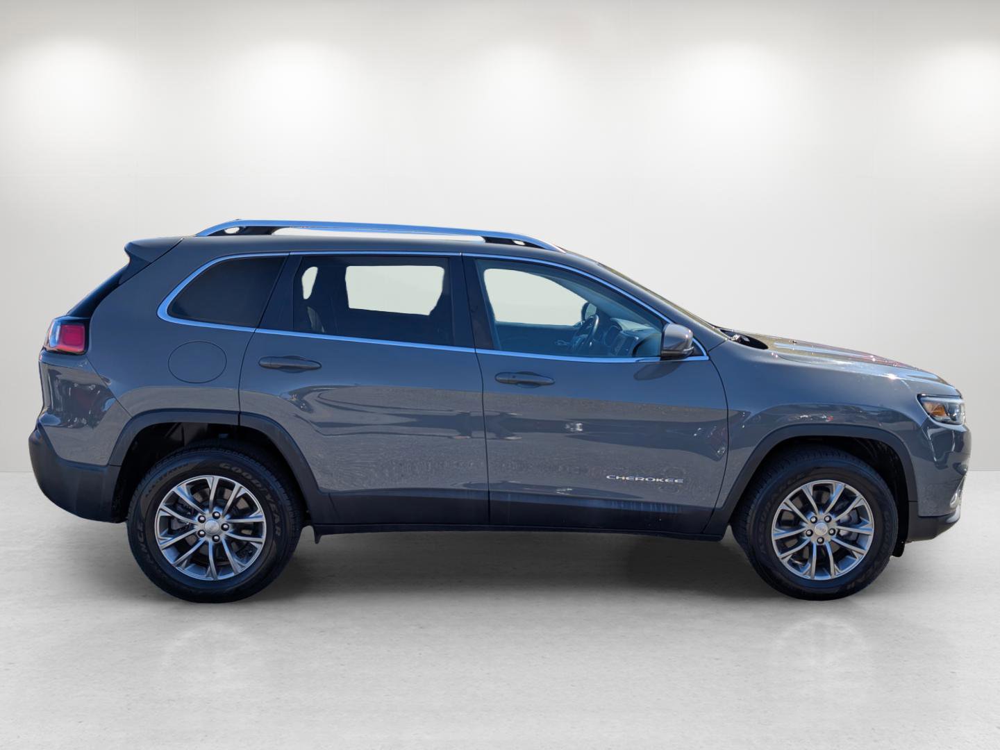 Used 2019 Jeep Cherokee Latitude Plus w/ Cold Weather Group image 4