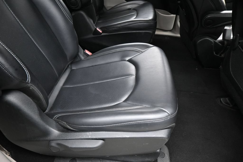 Used 2023 Chrysler Pacifica Touring-L FWD image 39