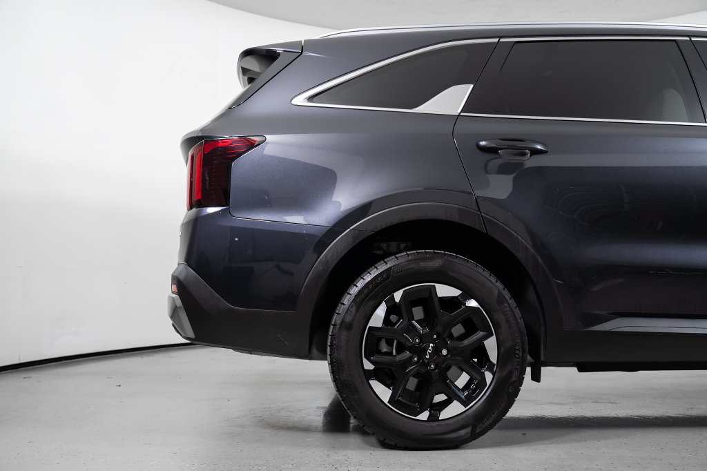Used 2025 Kia Sorento S AWD/4WD image 6