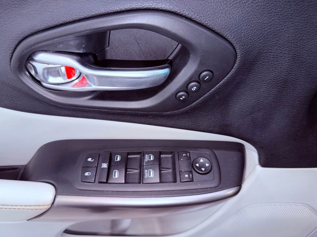 Used 2020 Jeep Cherokee Limited image 18