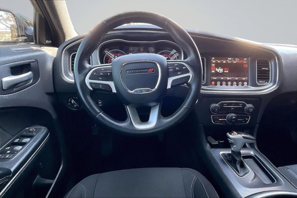Used 2017 Dodge Charger SXT image 5