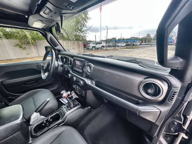 Used 2018 Jeep Wrangler Unlimited Sahara AWD/4WD image 28