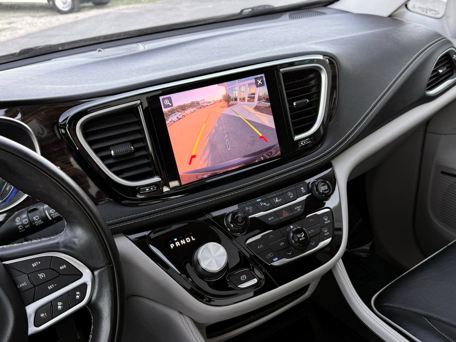 Used 2022 Chrysler Pacifica Limited FWD image 44