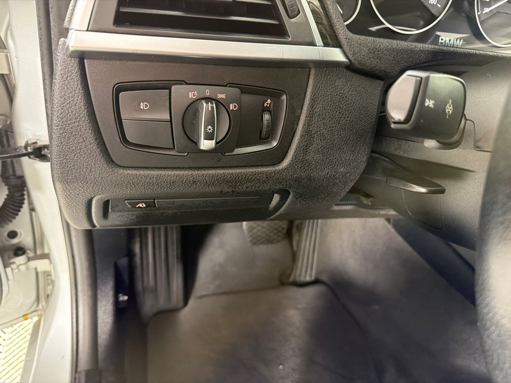 Used 2018 BMW 320i xDrive Sedan AWD/4WD image 15