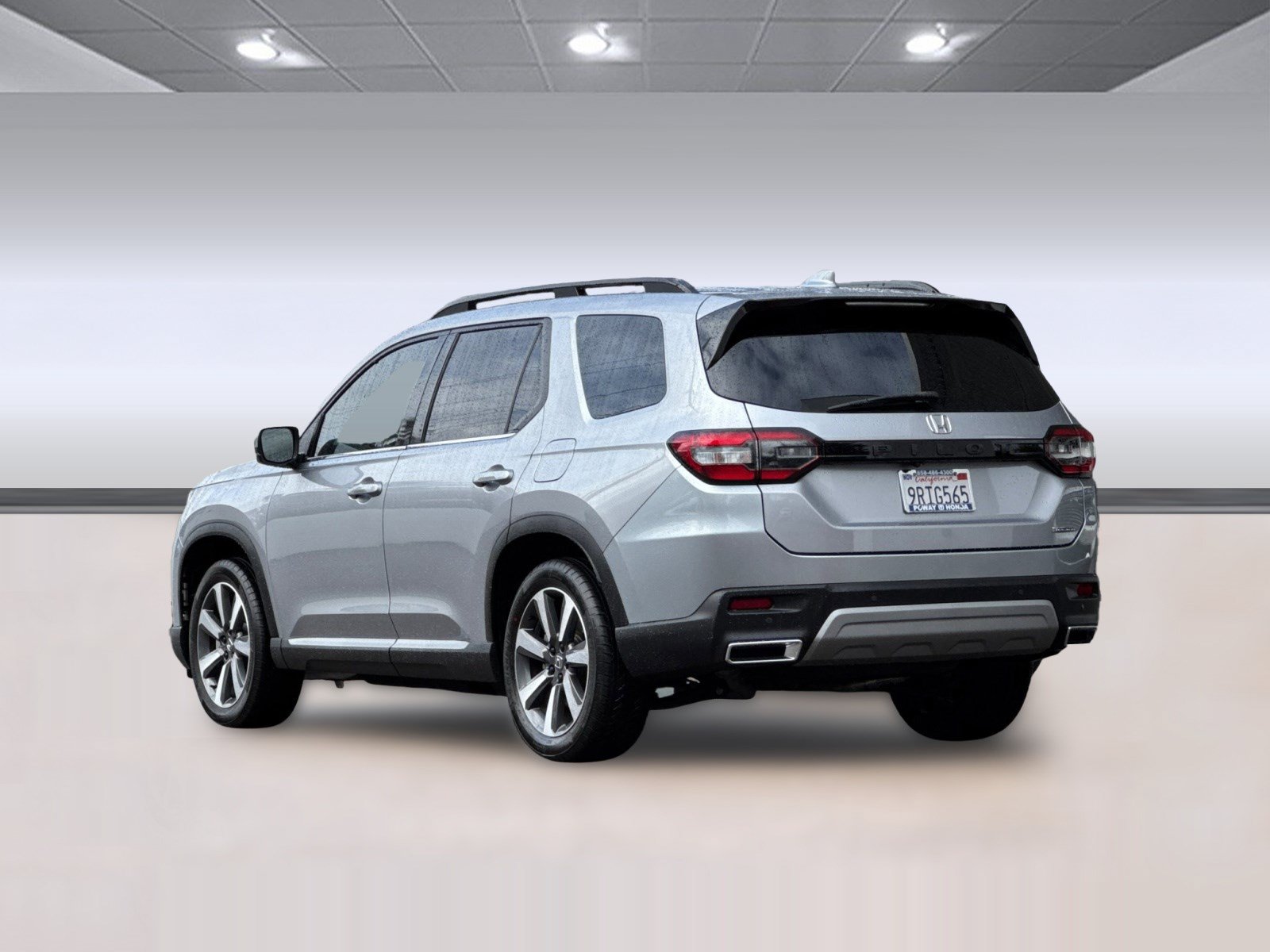 Certified 2025 Honda Pilot Touring image 3