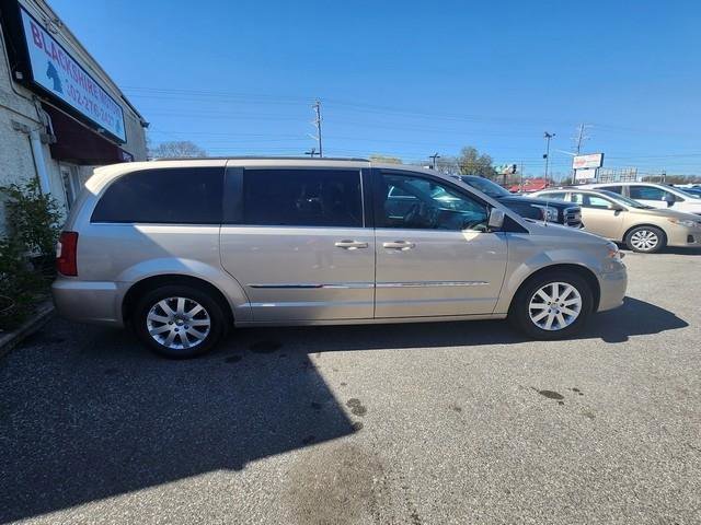 Used 2015 Chrysler Town & Country Touring FWD image 8
