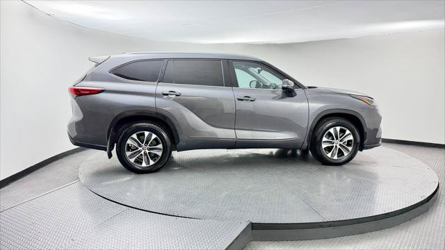 Used 2021 Toyota Highlander XLE AWD/4WD image 9