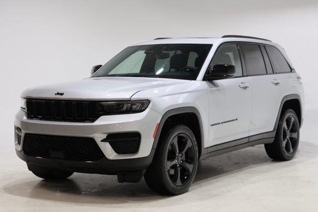 Used 2023 Jeep Grand Cherokee Altitude AWD/4WD image 3