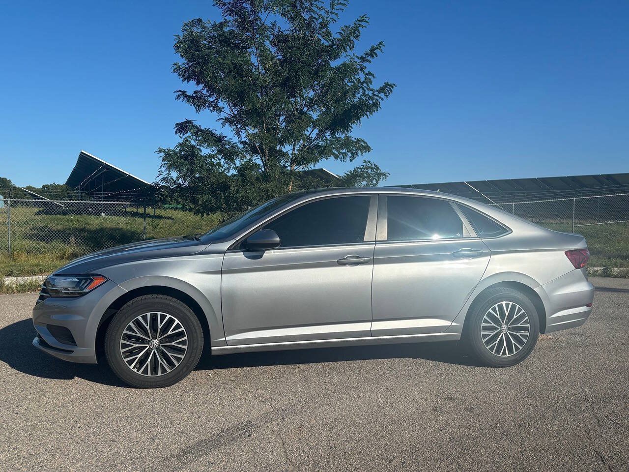 Used 2020 Volkswagen Jetta SE w/ SE Cold Weather Package FWD image 2