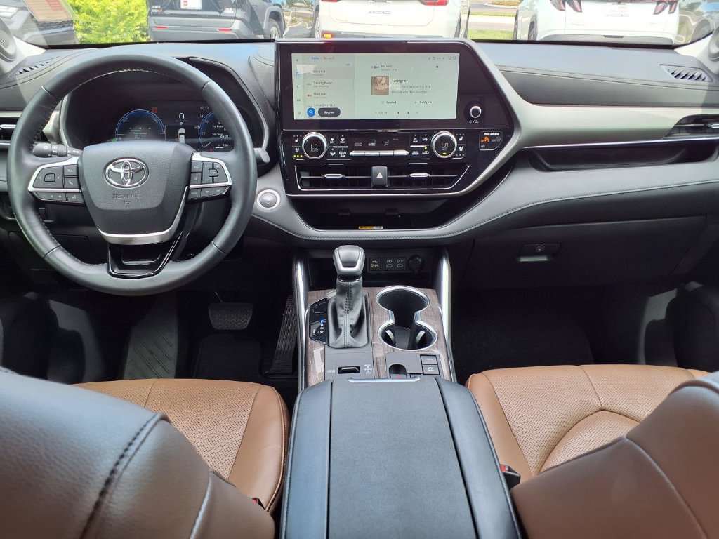 Used 2025 Toyota Highlander Limited AWD/4WD image 18