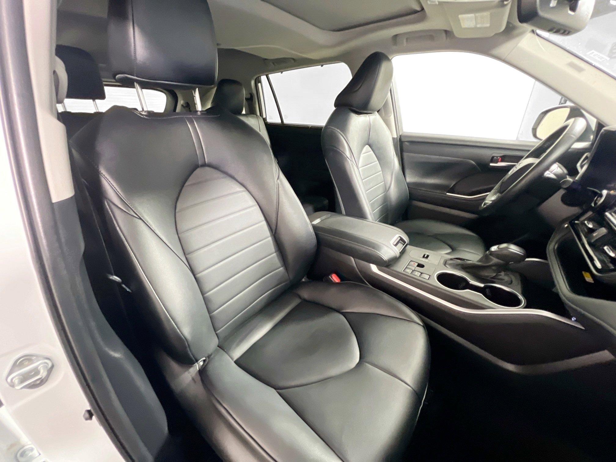 Used 2024 Toyota Highlander XLE image 31