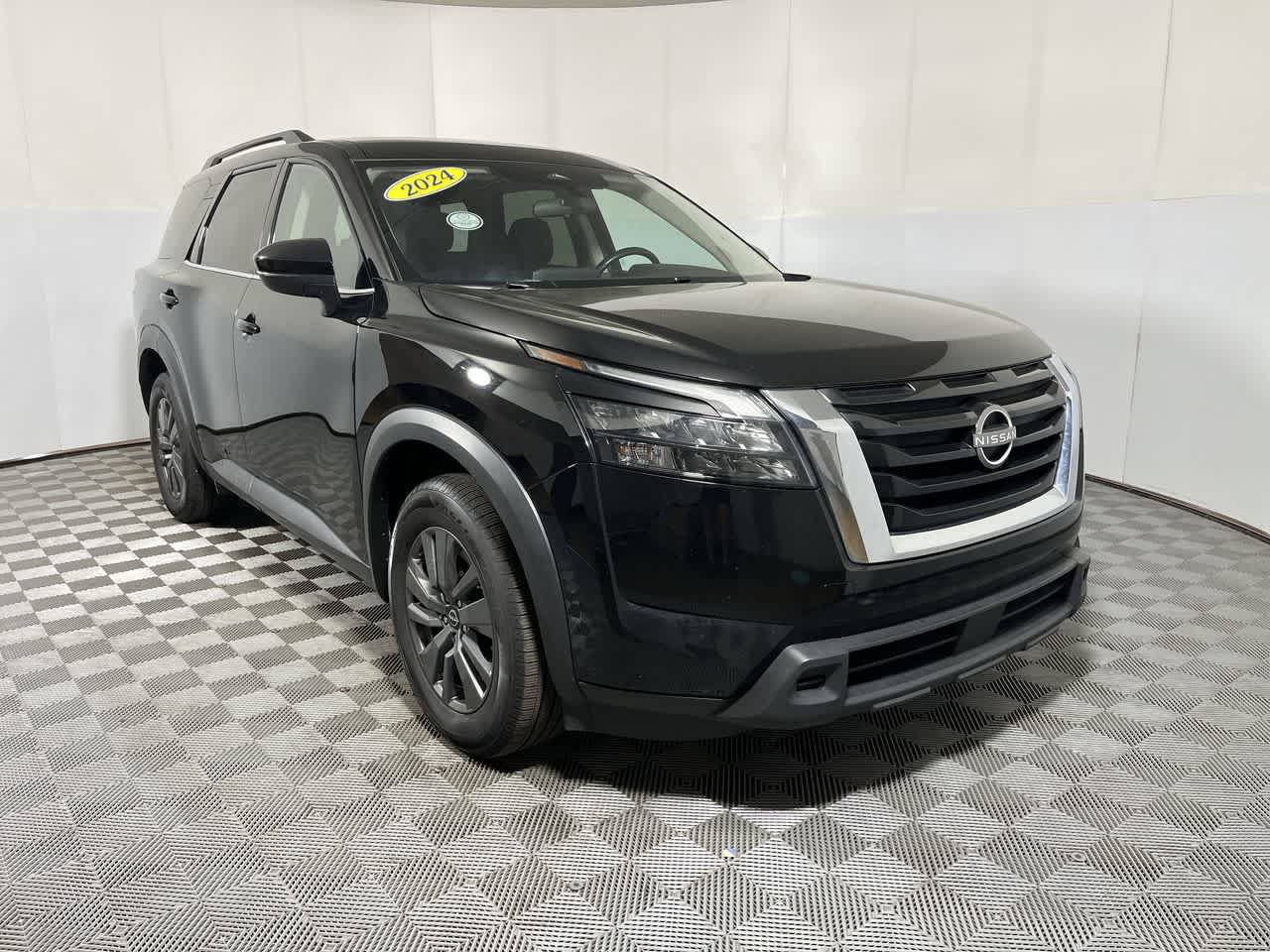 Used 2024 Nissan Pathfinder SV AWD/4WD image 2