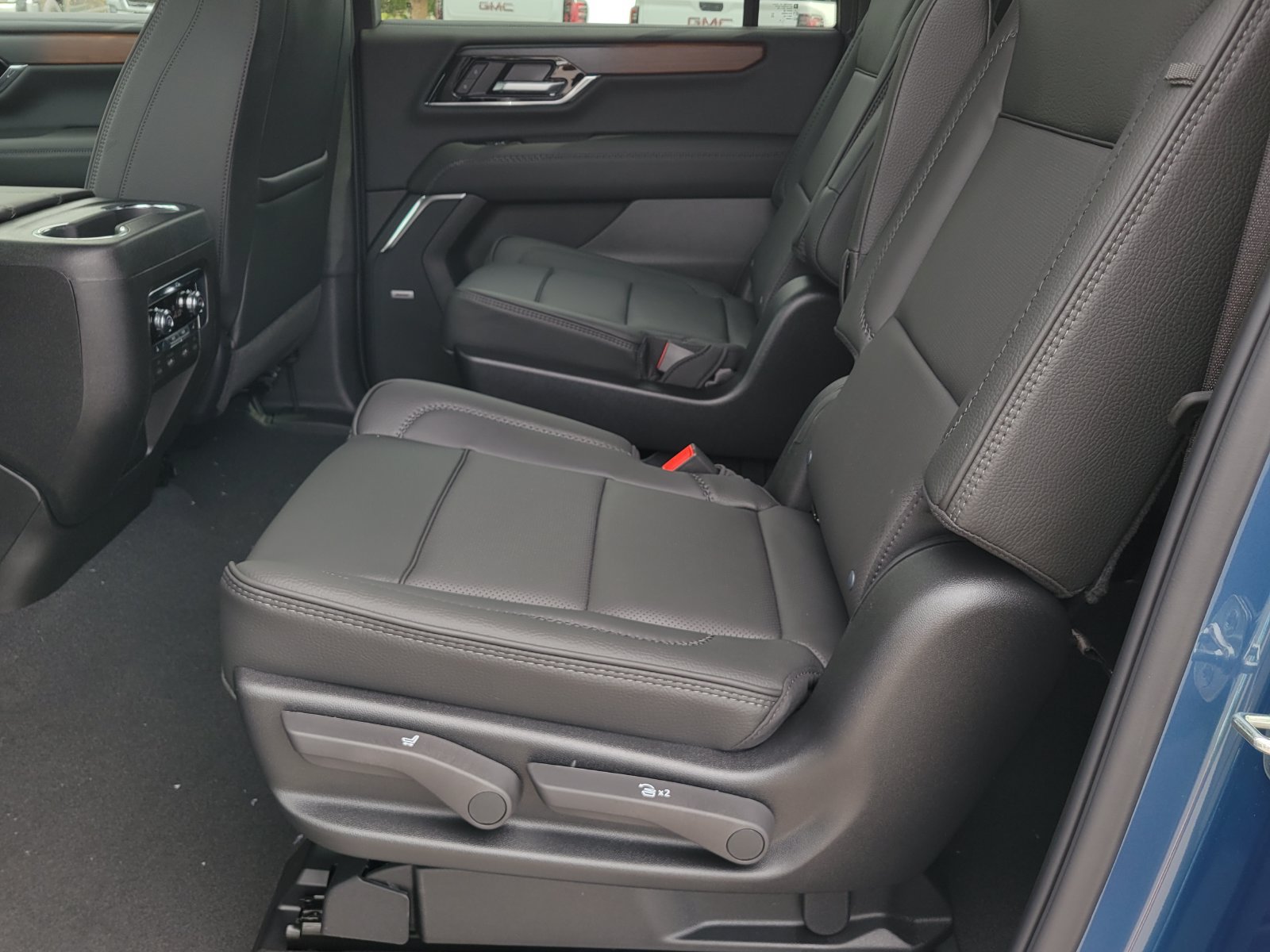 New 2026 GMC Yukon XL Denali w/ Denali Reserve Package AWD/4WD image 7