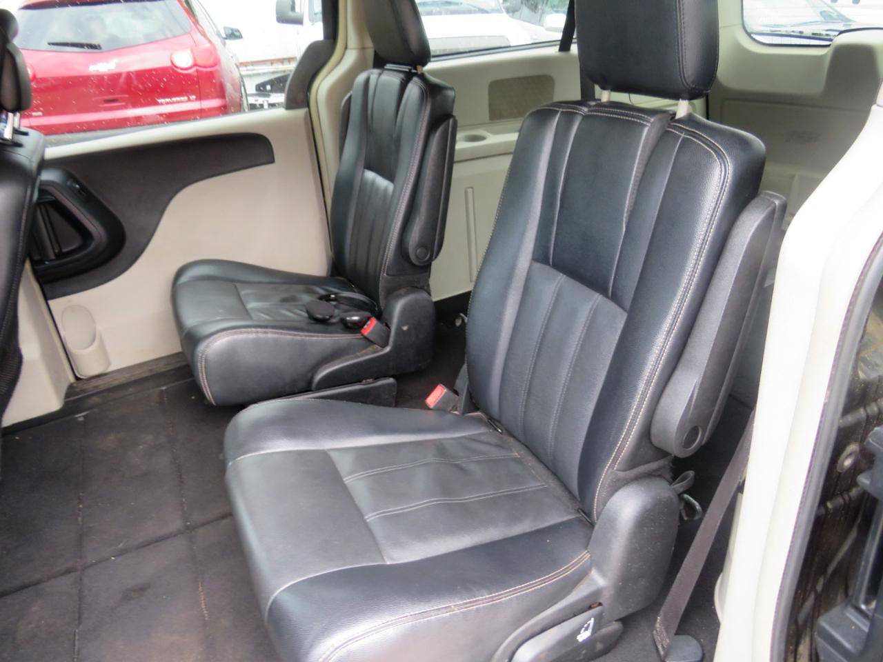 Used 2015 Chrysler Town & Country Touring FWD image 20