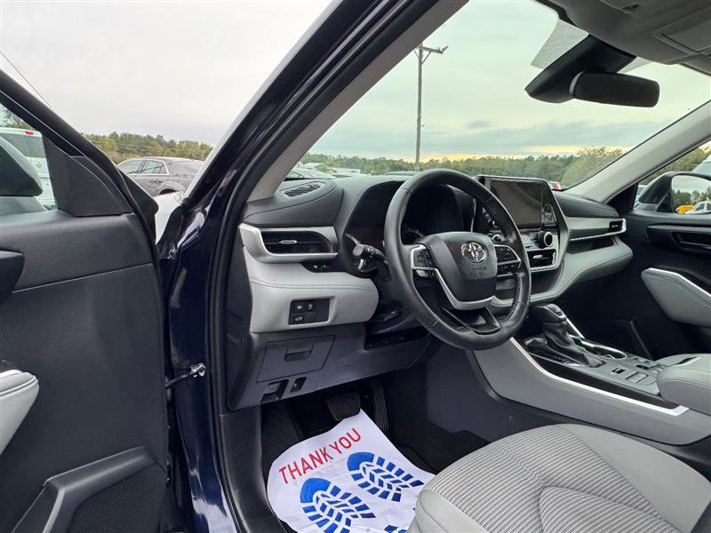 Used 2024 Toyota Highlander LE image 30
