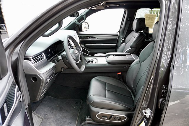 Used 2026 Jeep Grand Wagoneer Limited AWD/4WD image 16