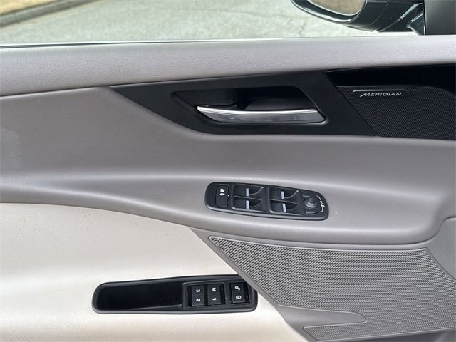 Used 2019 Jaguar XE Premium image 15