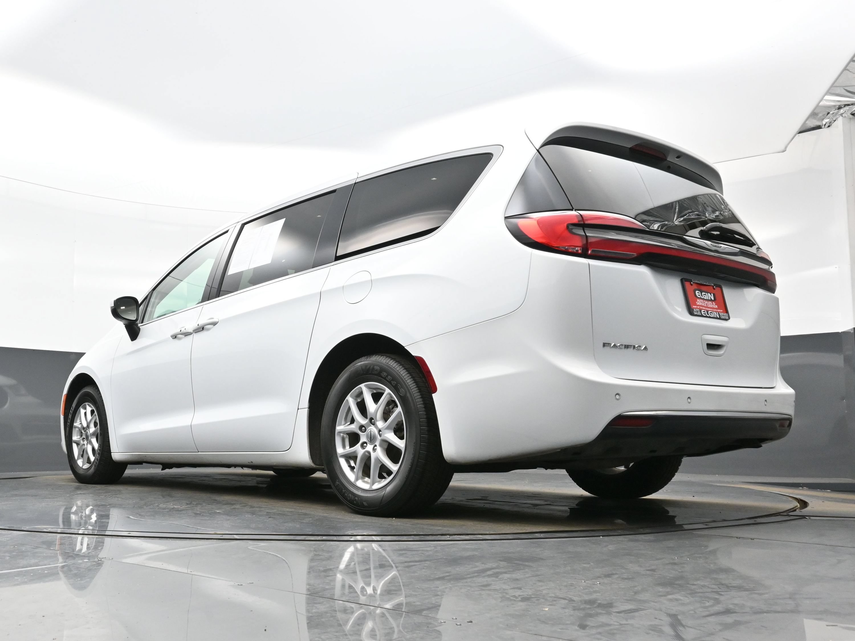 Used 2023 Chrysler Pacifica Touring-L image 28