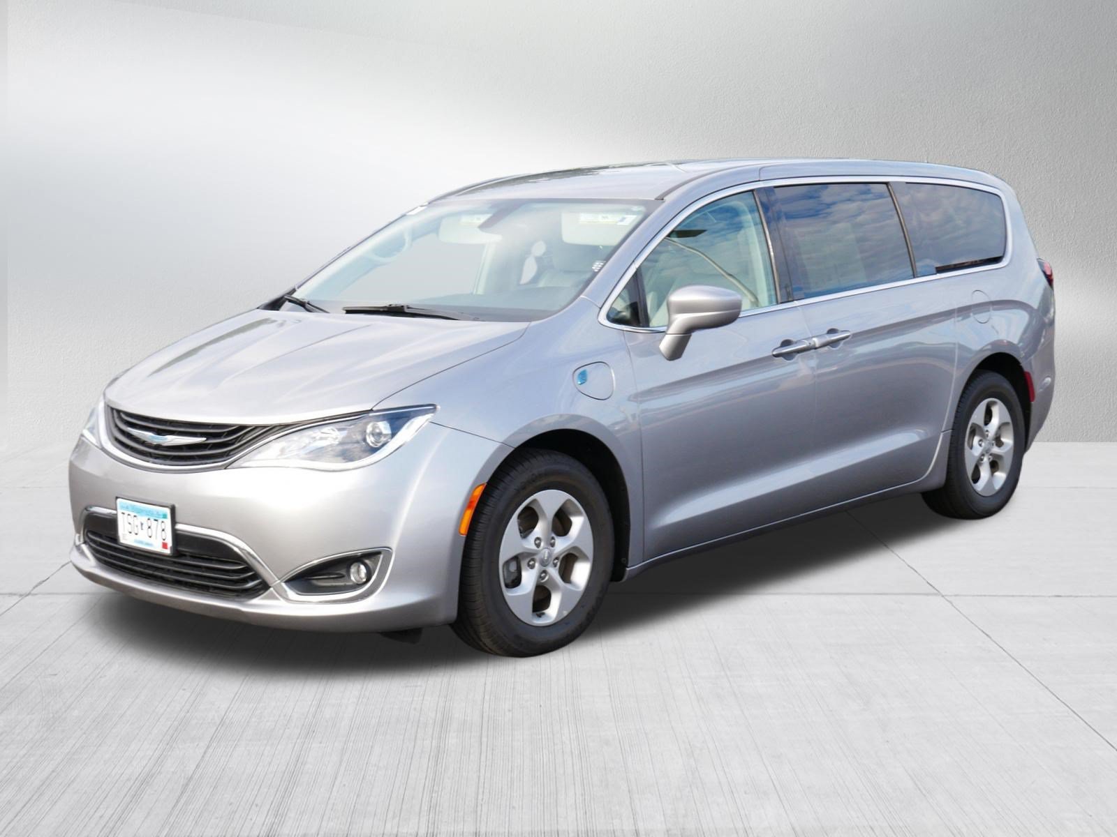 Used 2018 Chrysler Pacifica Touring Plus FWD image 3