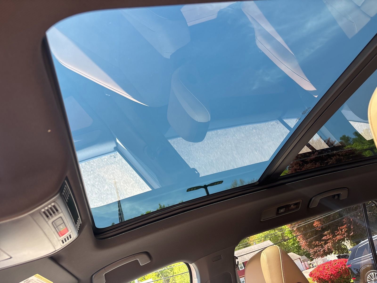 Used 2024 Volkswagen Tiguan SE w/ Panoramic Sunroof Package AWD/4WD image 11