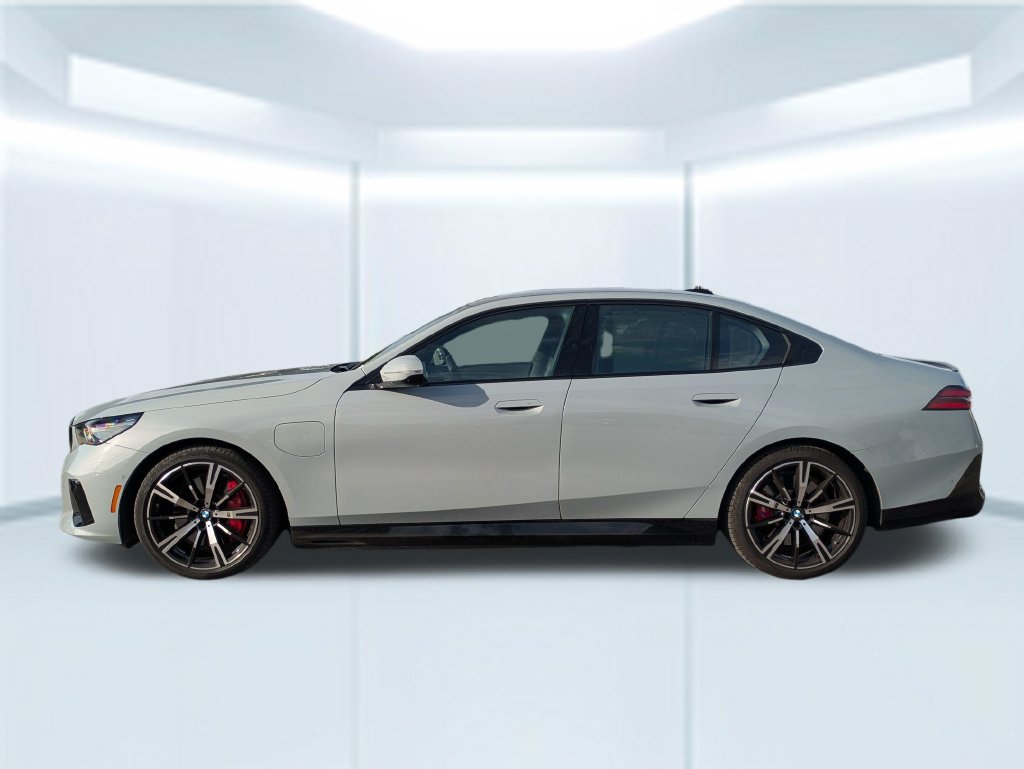 Used 2026 BMW 550e xDrive w/ Executive Package AWD/4WD image 2
