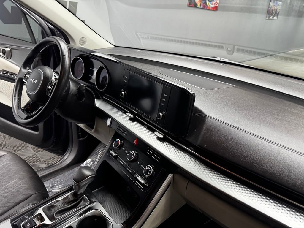 Used 2024 Kia Carnival LX FWD image 51