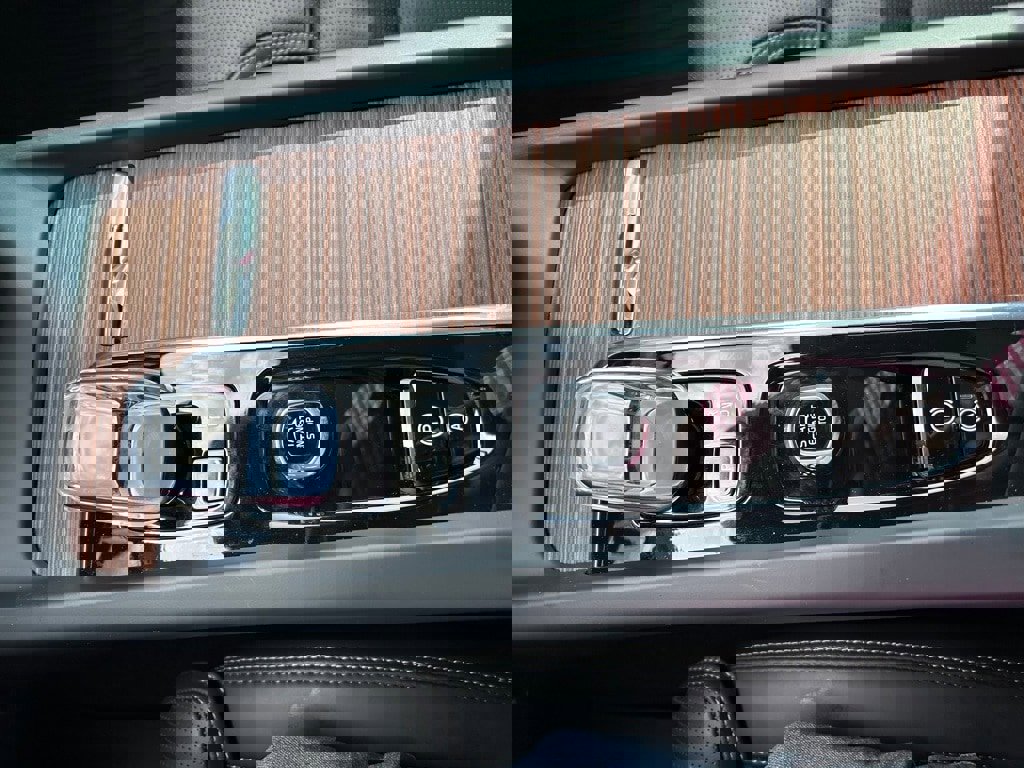 Certified 2024 Volvo XC60 T8 Ultimate w/ Protection Package Premier image 28