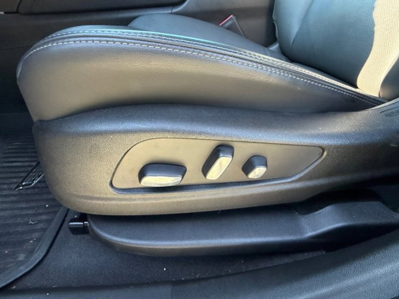 Used 2024 Cadillac XT6 Sport w/ LPO, Onyx Lite Package image 11