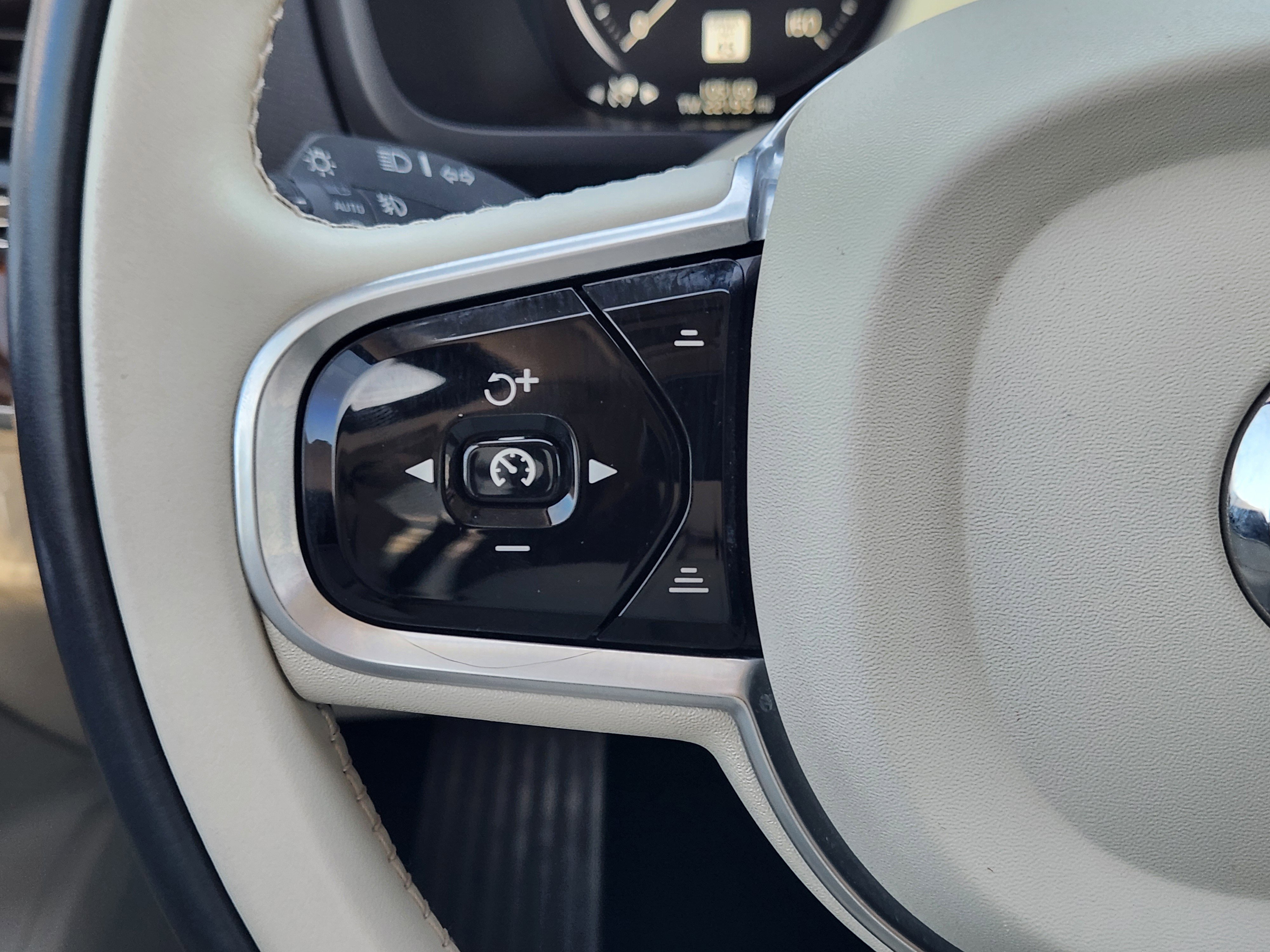 Used 2017 Volvo XC90 T6 Momentum w/ Vision Package image 33