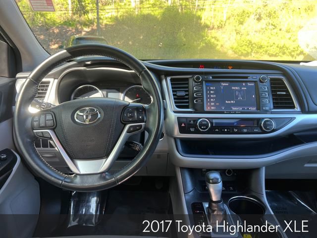 Used 2017 Toyota Highlander XLE AWD/4WD image 12