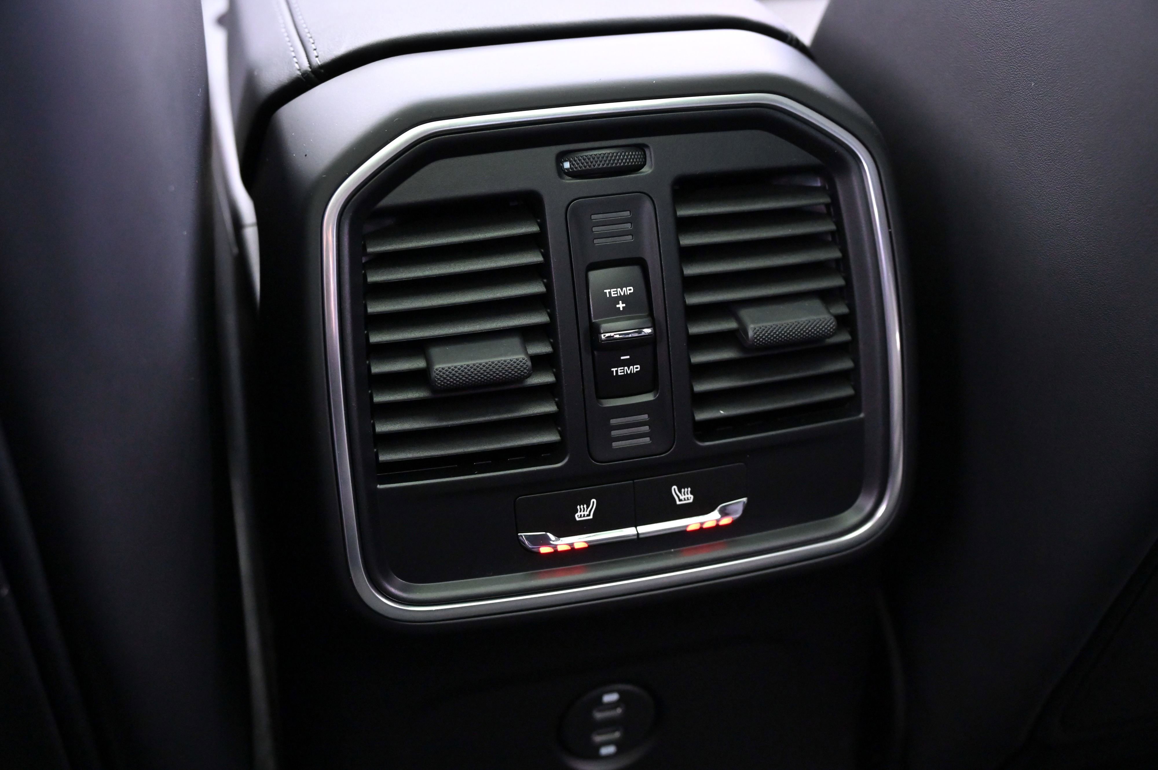 Certified 2025 Porsche Macan image 24