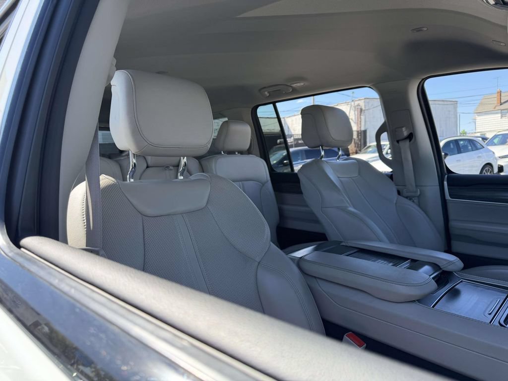 Used 2024 Jeep Wagoneer Series II w/ Flexible Seating Group AWD/4WD image 12