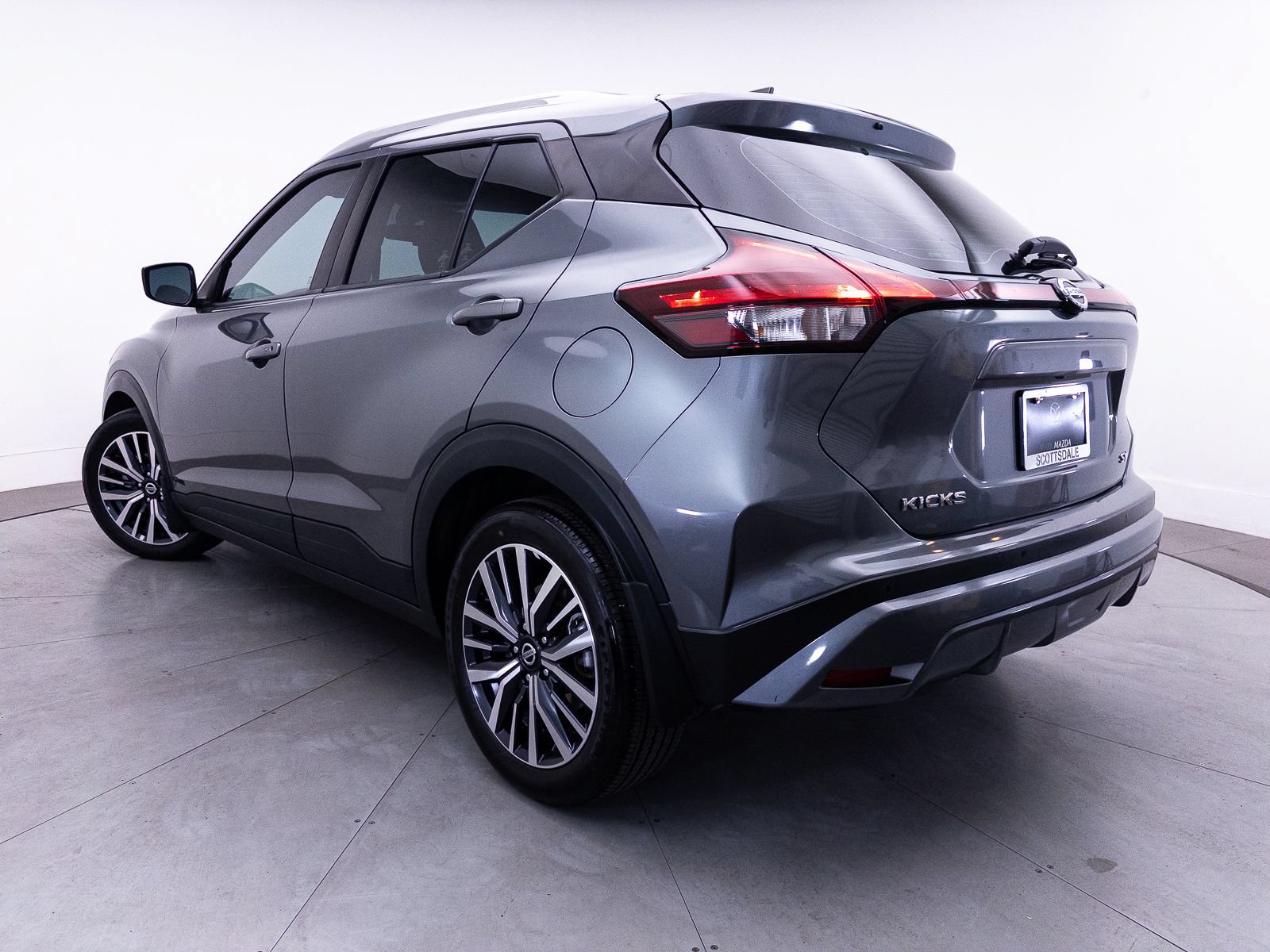 Used 2021 Nissan Kicks SV FWD image 2