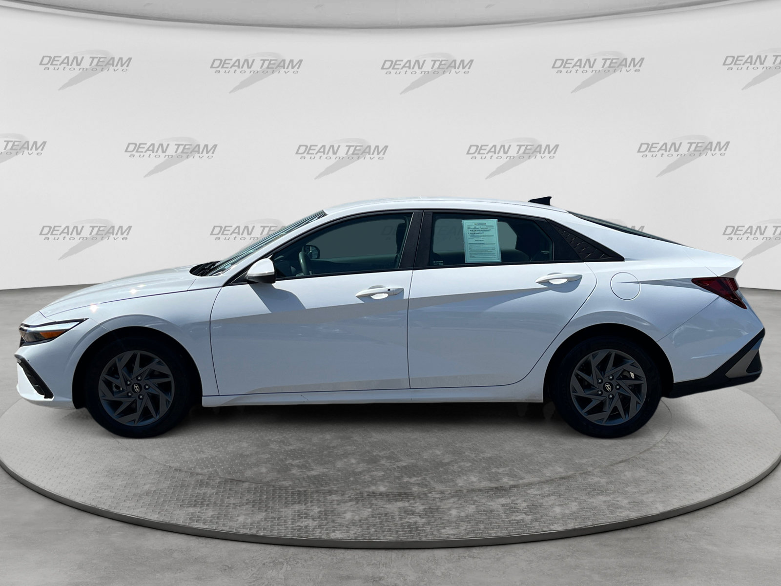 Used 2024 Hyundai Elantra SEL FWD image 4