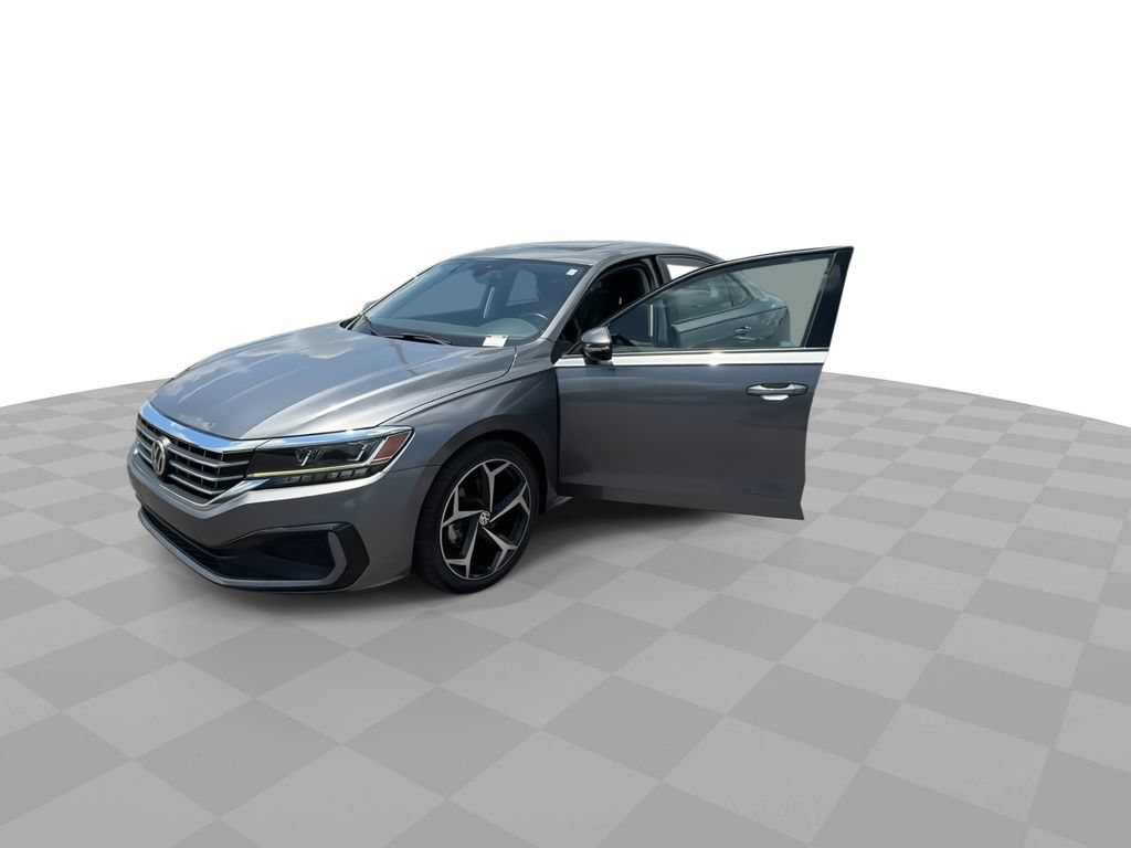 Used 2020 Volkswagen Passat 2.0T R-Line FWD image 4