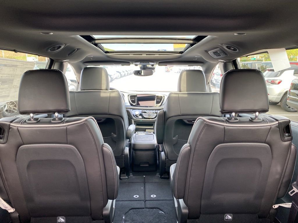 New 2026 Chrysler Pacifica Limited w/ S Appearance Package image 24