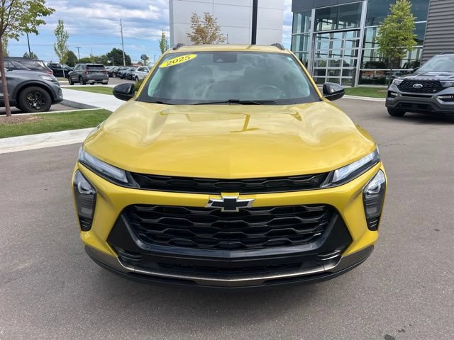 Used 2025 Chevrolet Trax ACTIV w/ Sunroof Package FWD image 2
