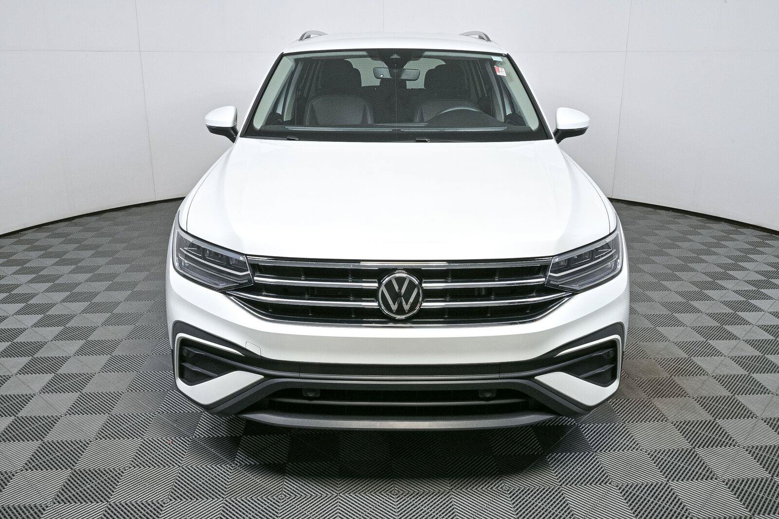 Certified 2023 Volkswagen Tiguan SE FWD image 33