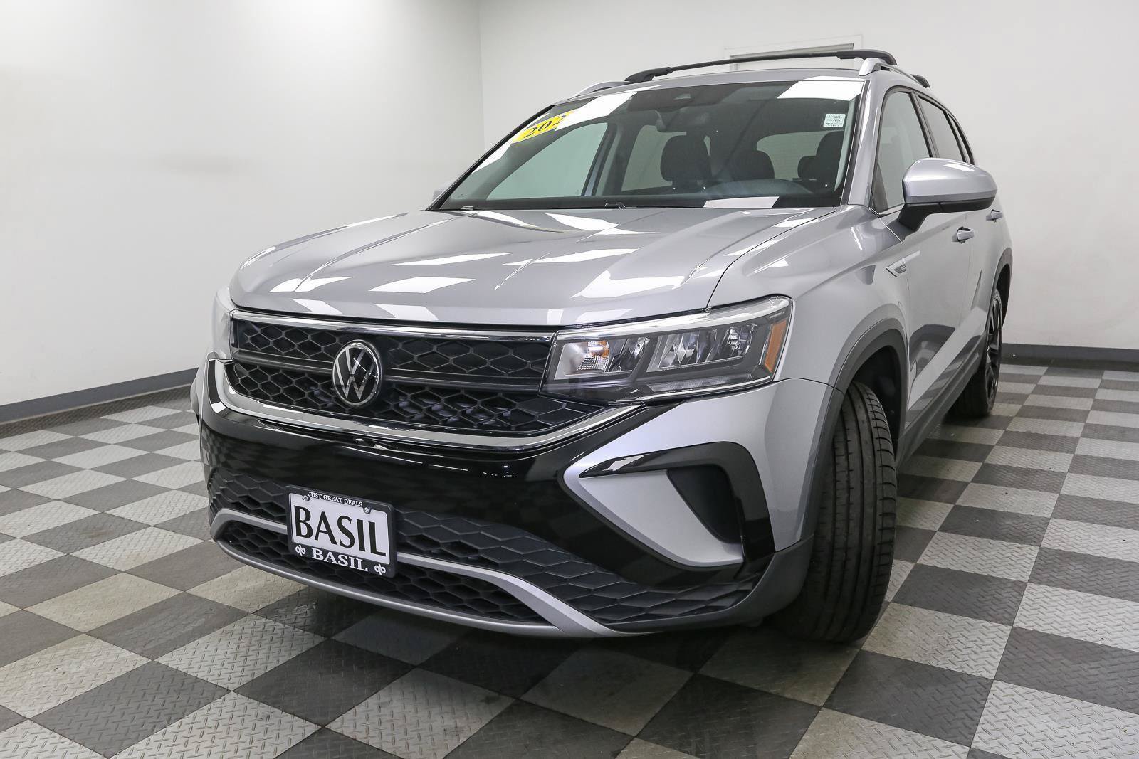 Used 2023 Volkswagen Taos SE w/ Black Wheel Package FWD image 4