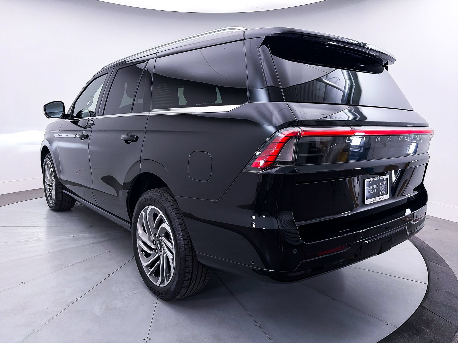 Used 2025 Lincoln Navigator Reserve AWD/4WD image 16