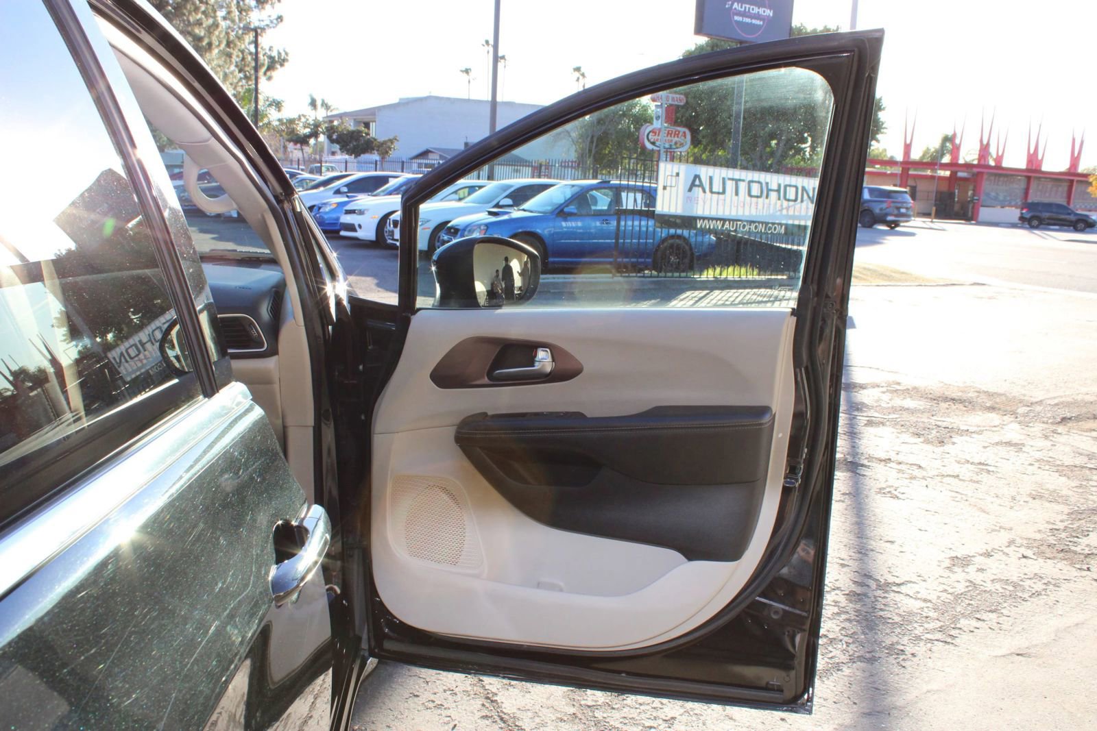 Used 2020 Chrysler Voyager Lxi image 3