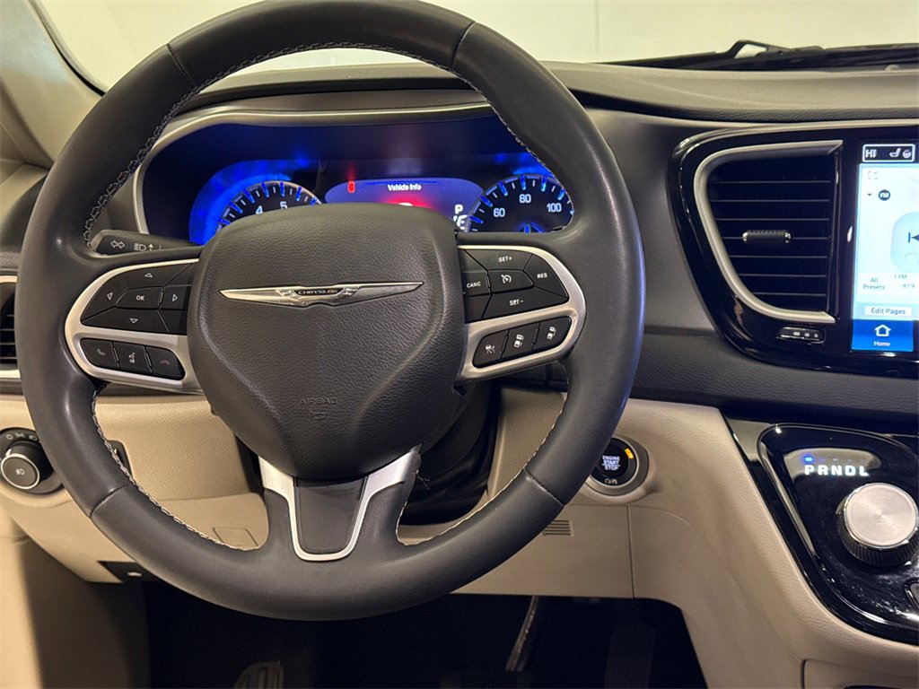 Used 2022 Chrysler Pacifica Touring-L image 14