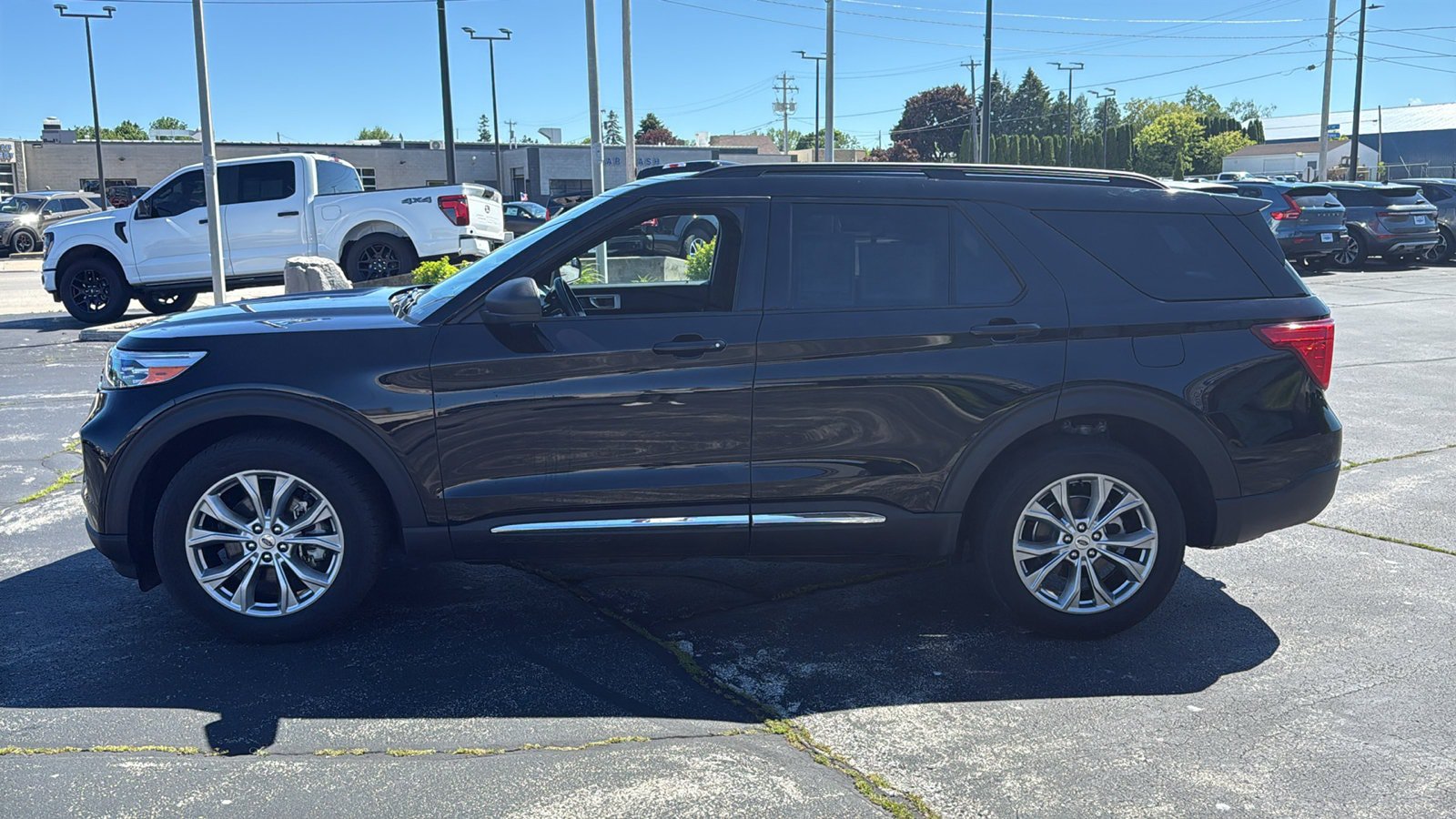 Used 2020 Ford Explorer XLT w/ Equipment Group 202A AWD/4WD image 4