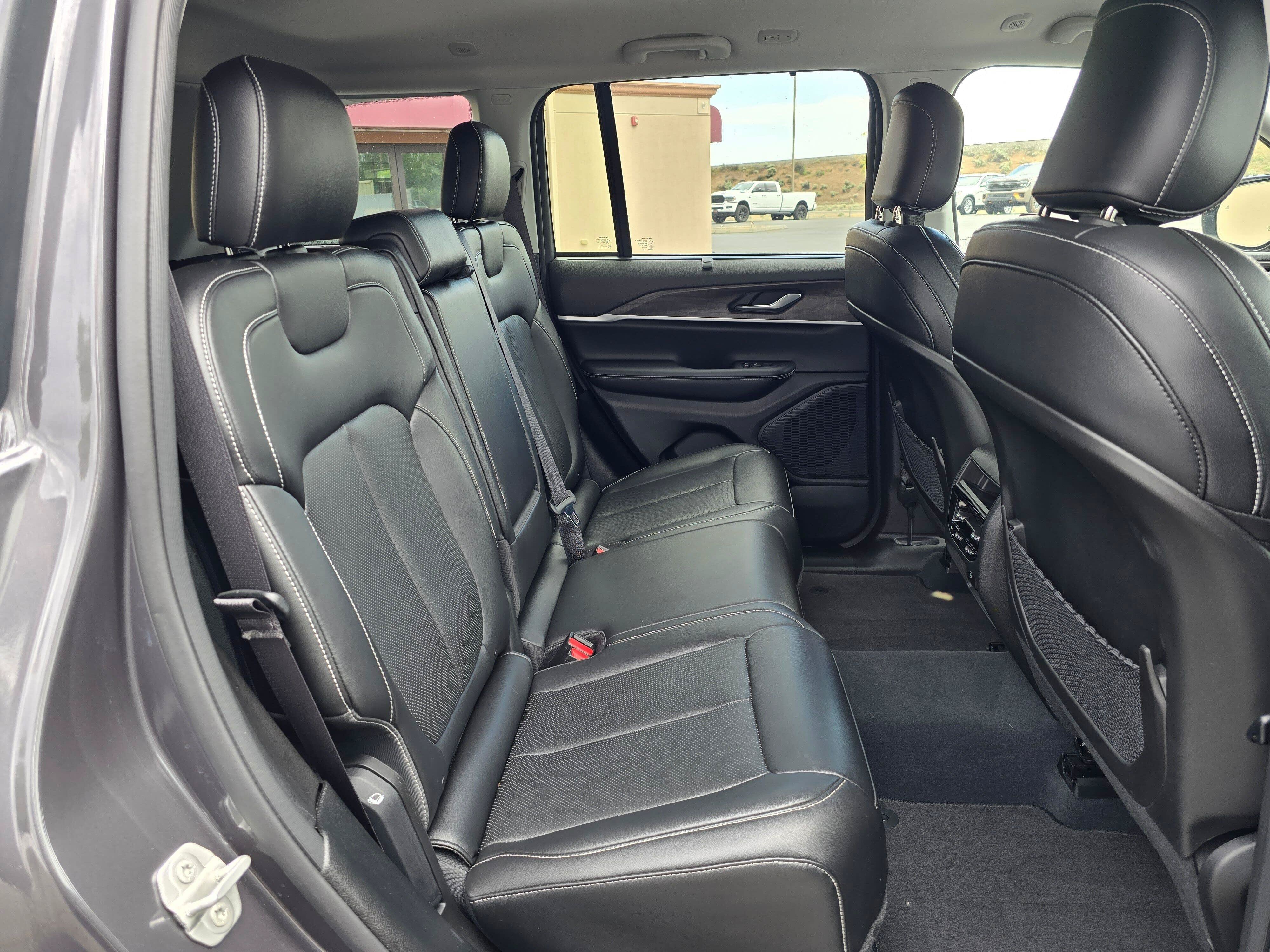 Used 2023 Jeep Grand Cherokee Limited w/ Luxury Tech Group II AWD/4WD image 14