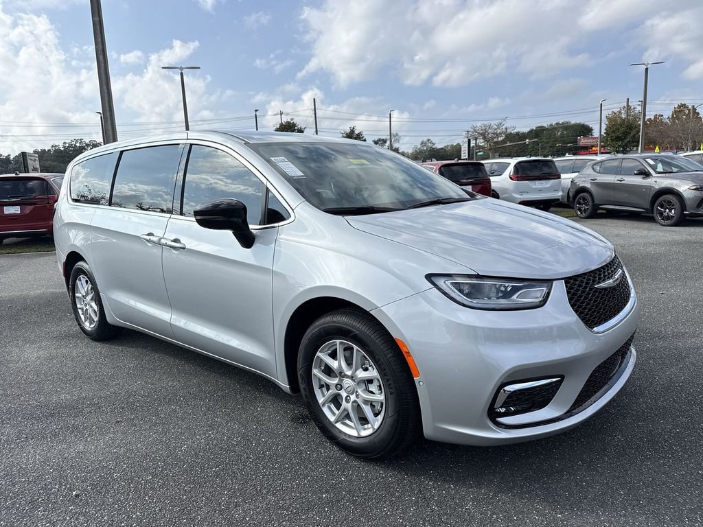 New 2026 Chrysler Pacifica Select image 1