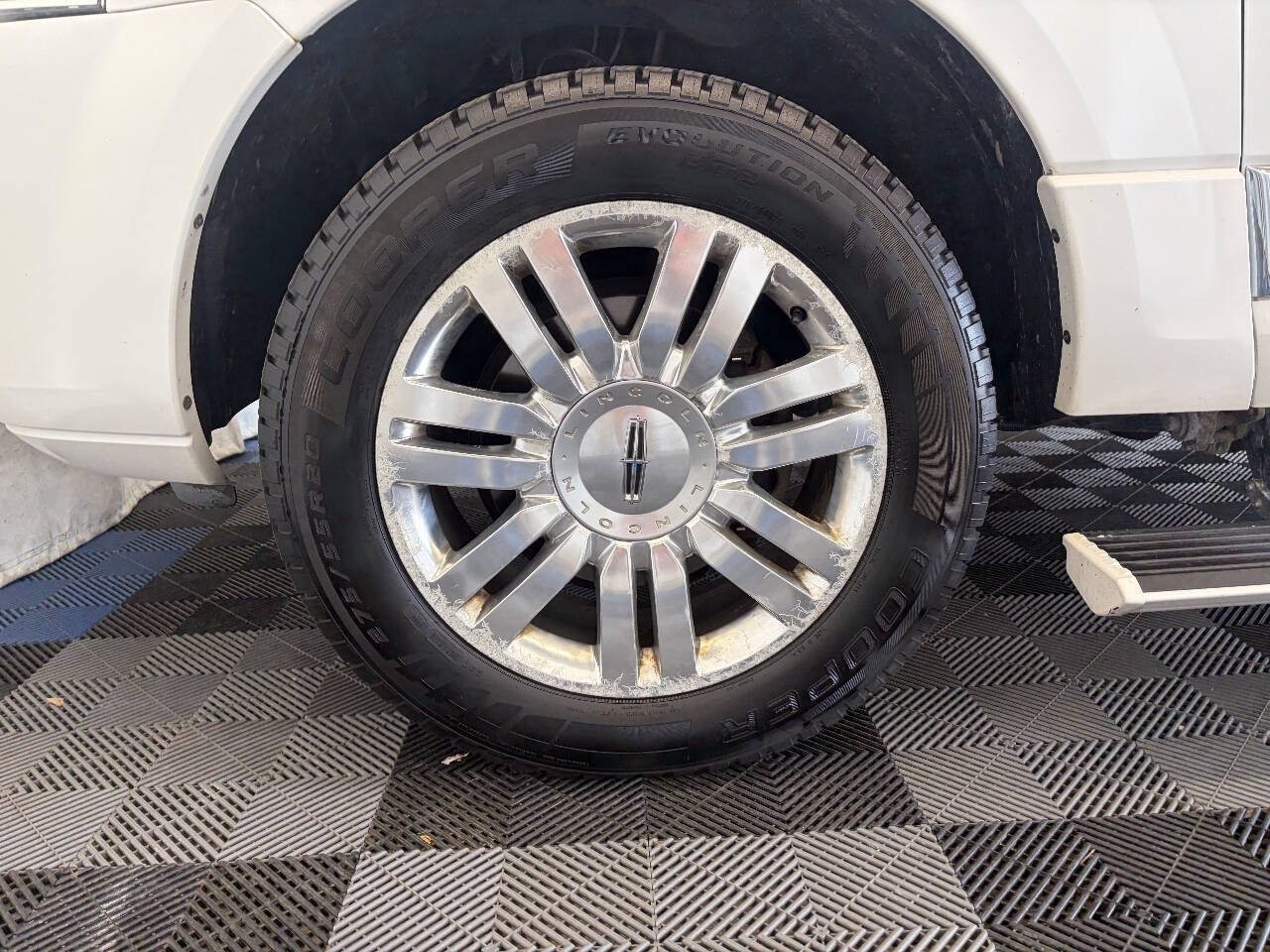 Used 2014 Lincoln Navigator L 4WD image 31