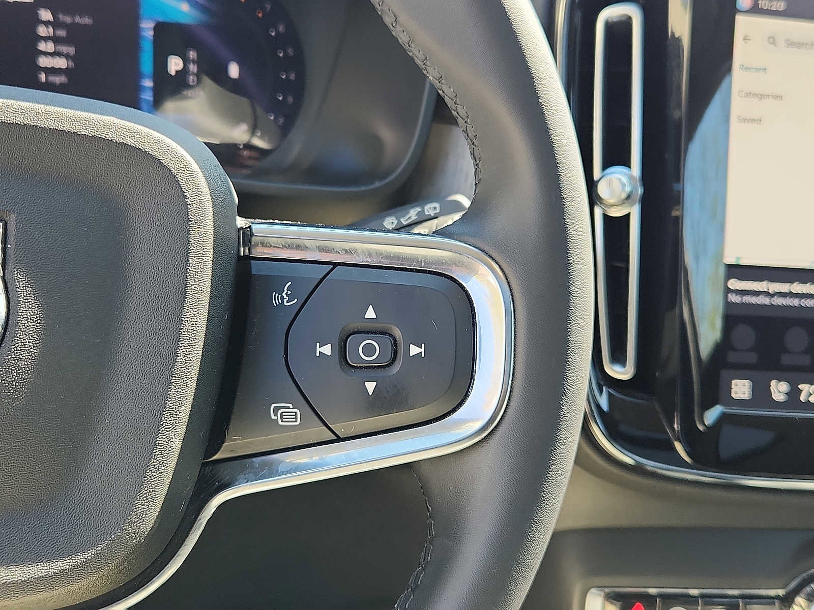 Certified 2023 Volvo XC40 B5 Plus w/ Protection Package Premier AWD/4WD image 20